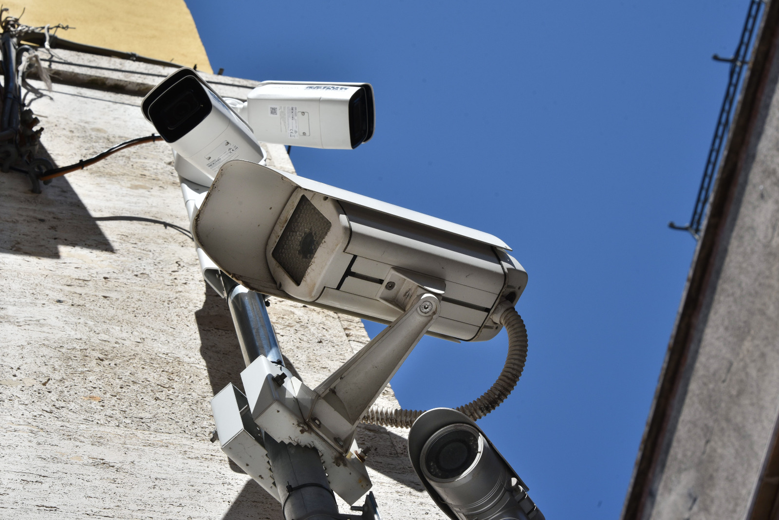 La lettura delle telecamere di videosorveglianza racconta i momenti della rapina alla gioielleria Pina Oro a Scicli