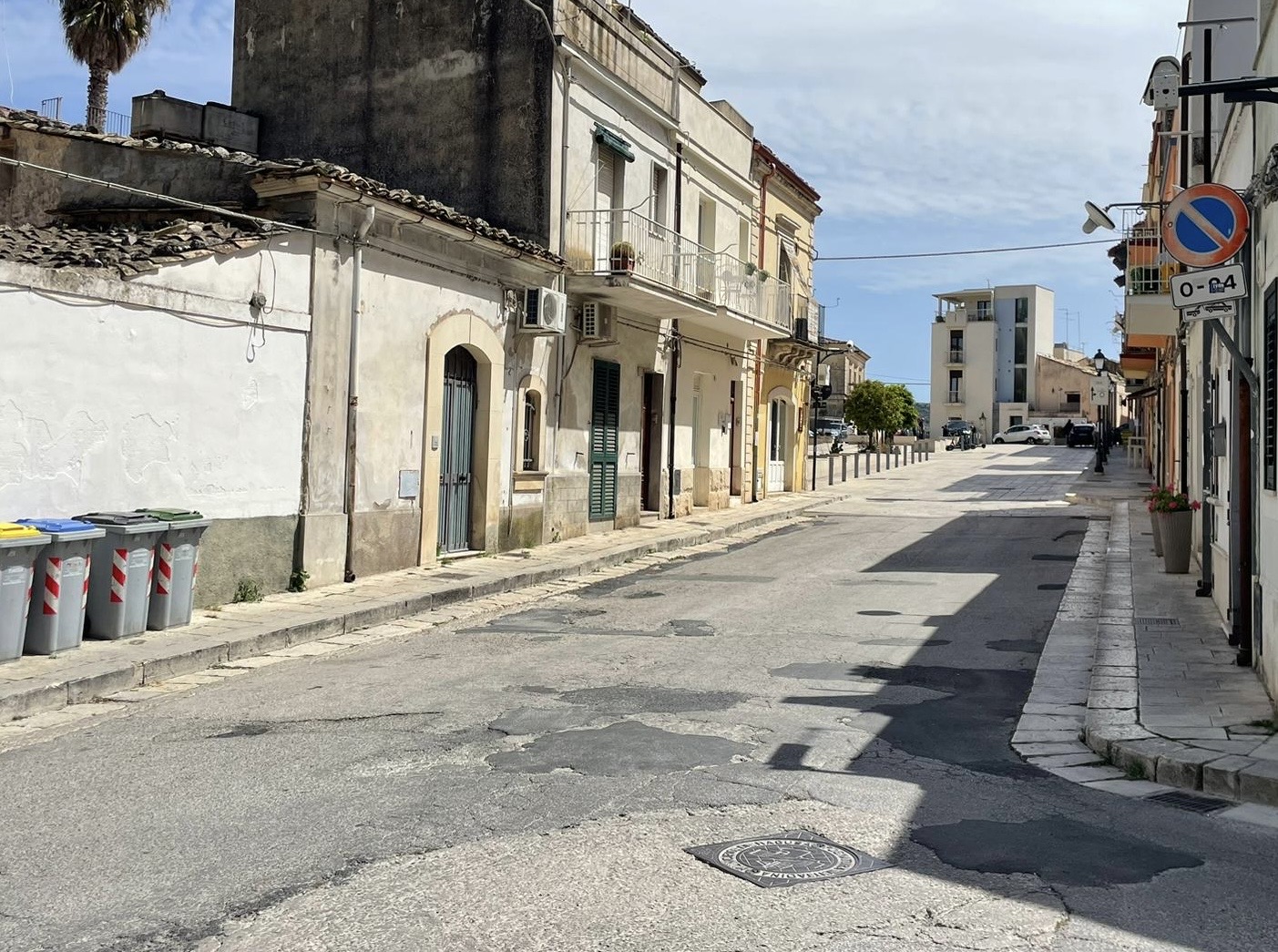 Ragusa Ibla: si procede a ripavimentare con le basole il tratto finale di via del Giardino