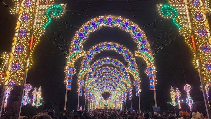 I pali delle luminarie per sbarrare il passaggio delle auto. “Ragazzata” pericolosa su cui indaga la Polizia a Comiso