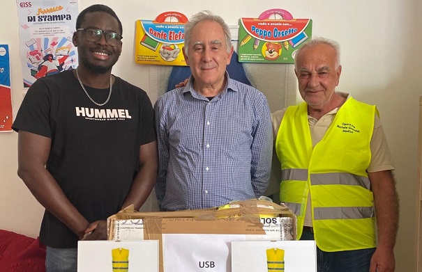 Sicurezza stradale: l’Opera Pia Michele Grimaldi di Modica dona gilet agli enti che si occupano di immigrati