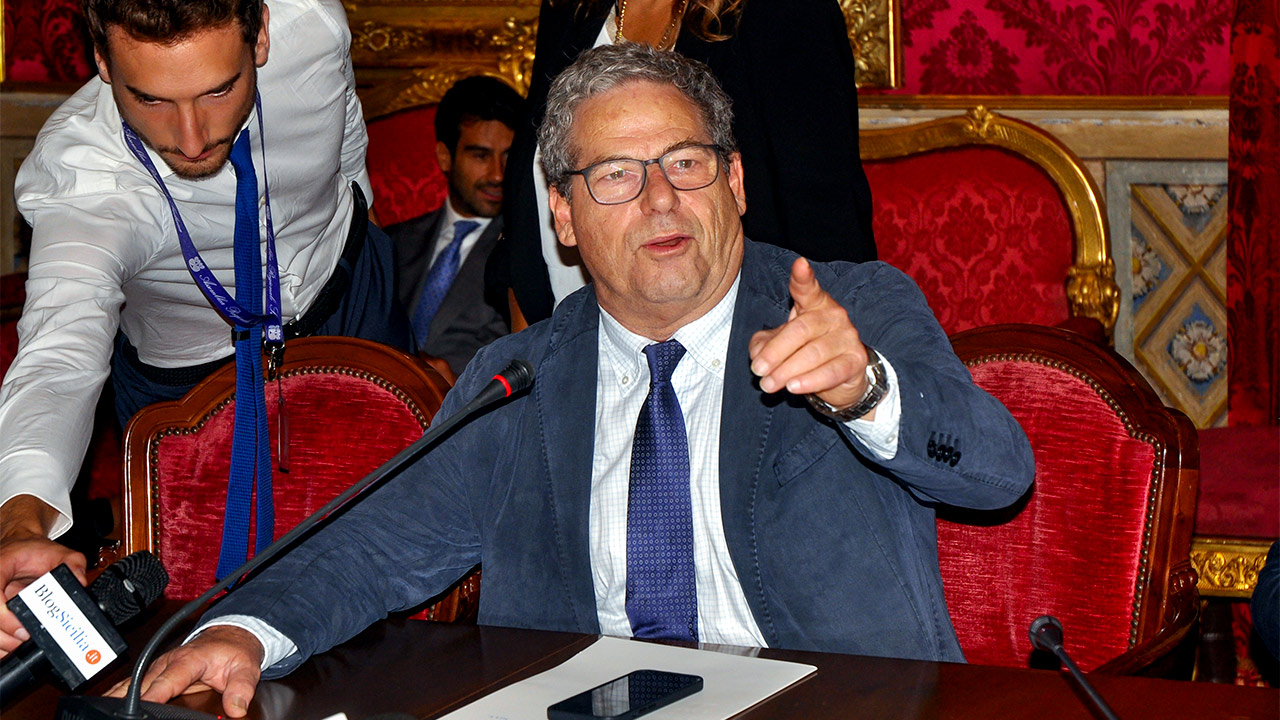 Auto blu usata per fini privati, l’accusa è di peculato: divieto di dimora per Gianfranco Miccichè