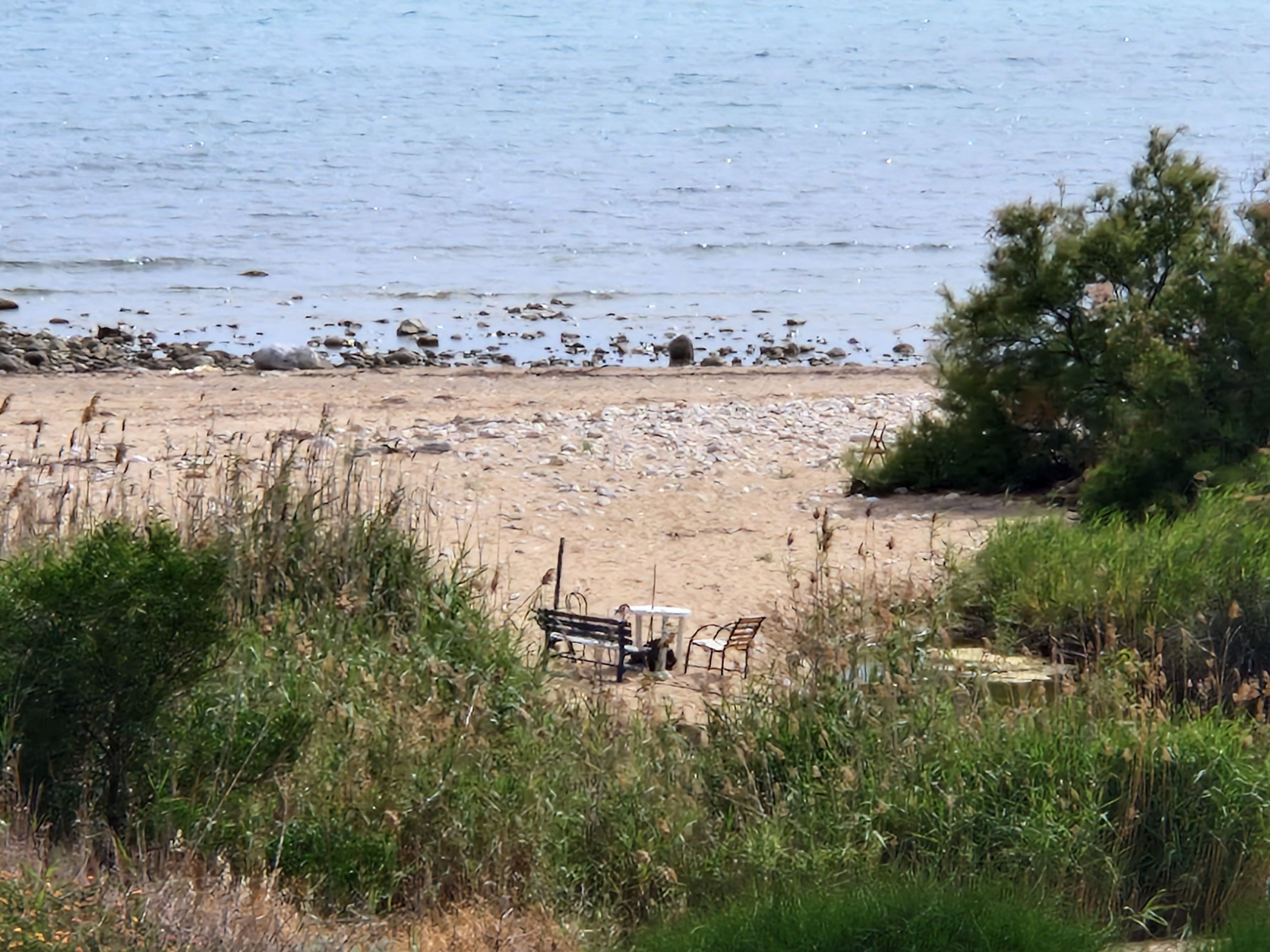 La spiaggia di Punta di Mola vittima degli incivili: non solo rifiuti abbandonati, ma anche “feste” non autorizzate
