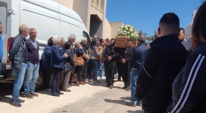 Silenzio e tanto dolore. Il saluto a Francesca Stornello nella sua Cava d’Aliga