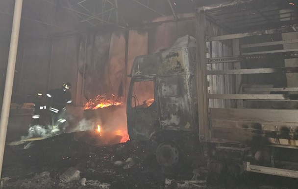 A fuoco alcuni mezzi parcheggiati all’interno di una ditta di scavi ad Acate