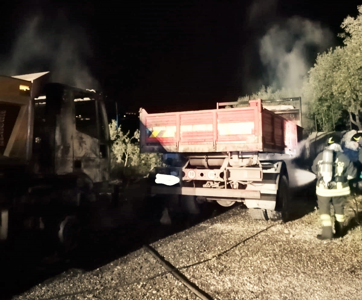 A fuoco due camion a Frigintini