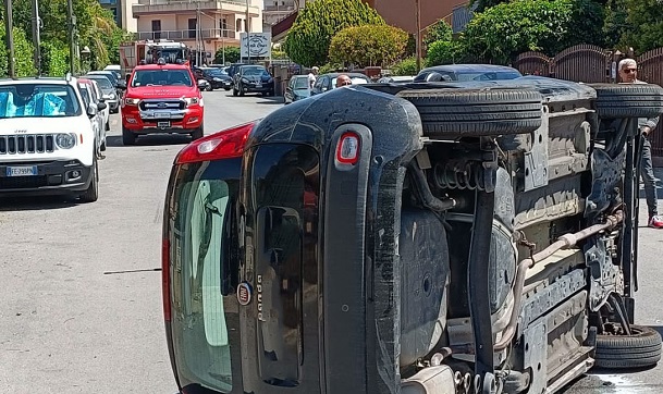 Si ribalta con l’auto: incidente a Modica, ferita una donna