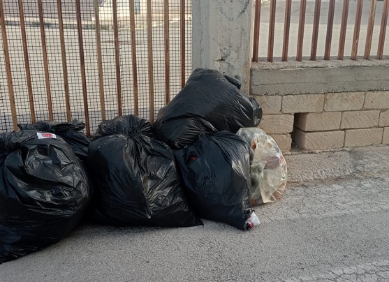 Sacchi di spazzatura davanti all’ingresso del “Cataudella” a Scicli. Azione di vandali o gesto inquietante?