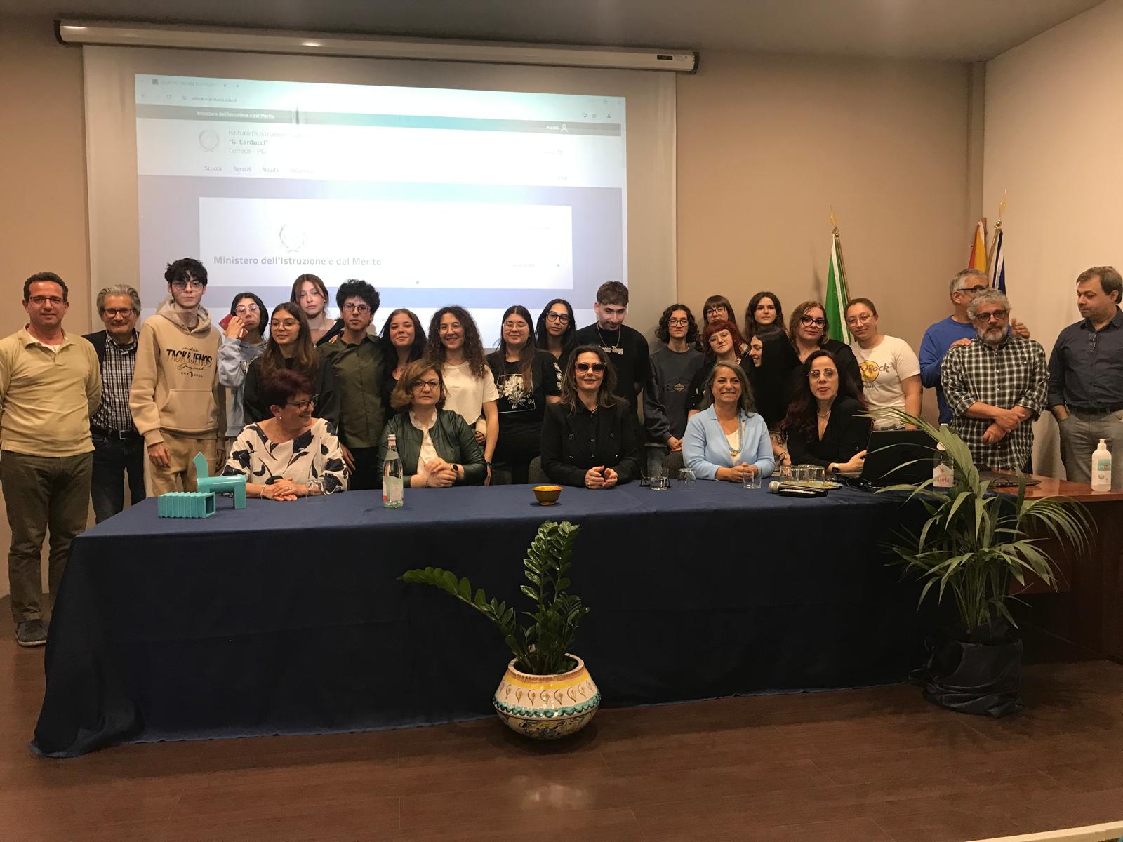 Outsider Ottocento: gli studenti del Liceo artistico Carducci di Comiso donano un abito del XIX secolo al MUDECO di Donnafugata 