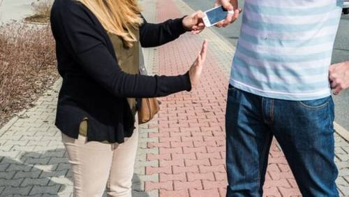 Colpisce al capo una giovane donna e le ruba il cellulare. Denunciato 43enne ragusano