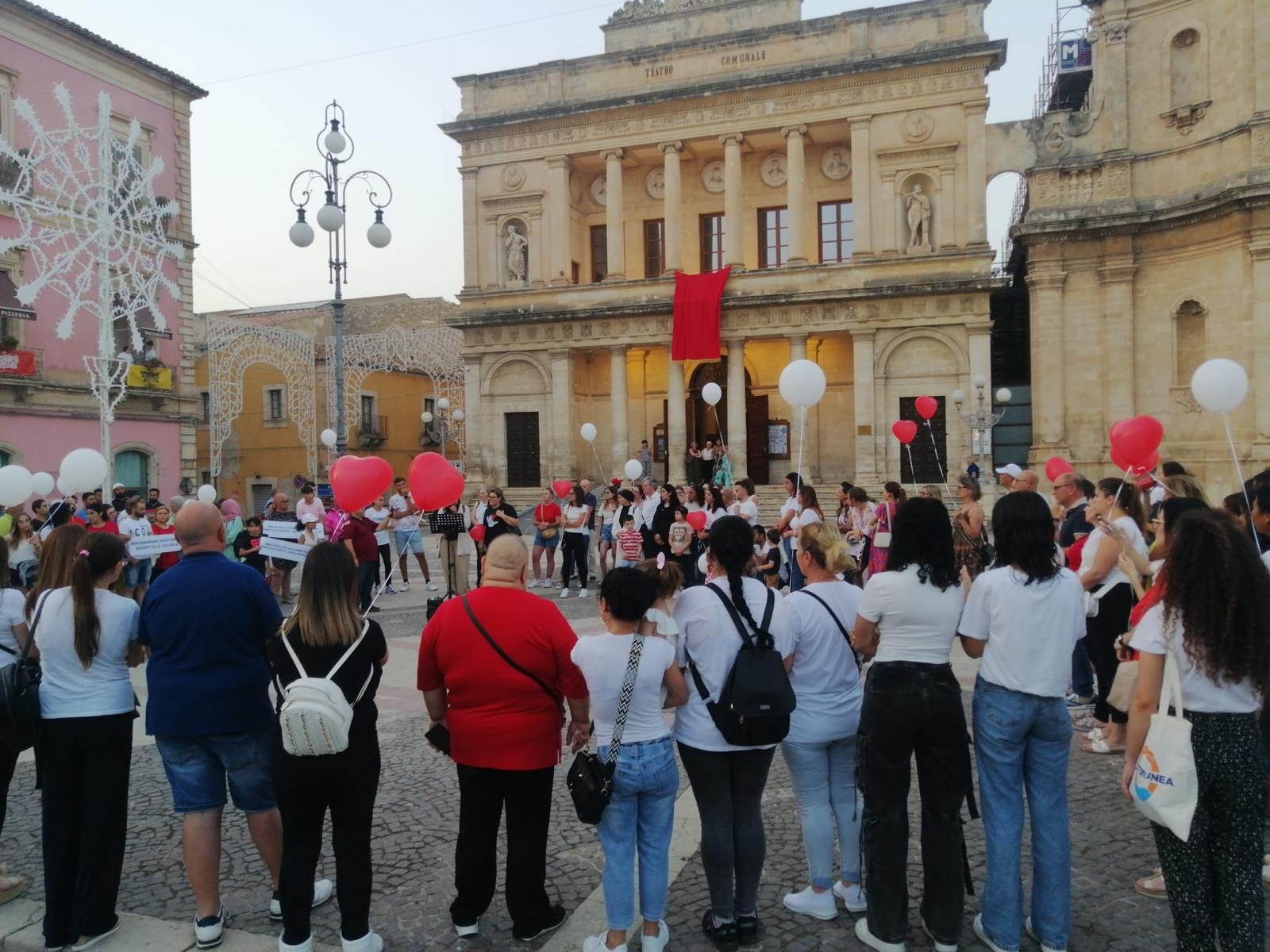 In piazza uniti attorno alla famiglia Zaouali. A Vittoria la manifestazione di solidarietà