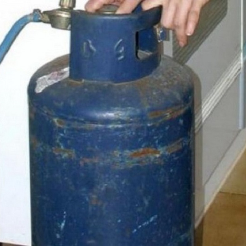 Con una bombola e un accendino nel terrazzo di casa minaccia di far esplodere. Panico a Comiso