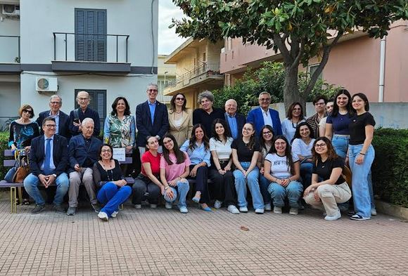 A Comiso inaugurate le panchine della gentilezza