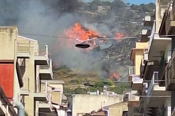 Incendio a cava Porcaro e Canicarao a Comiso: intervenuti un canadair e un elicottero