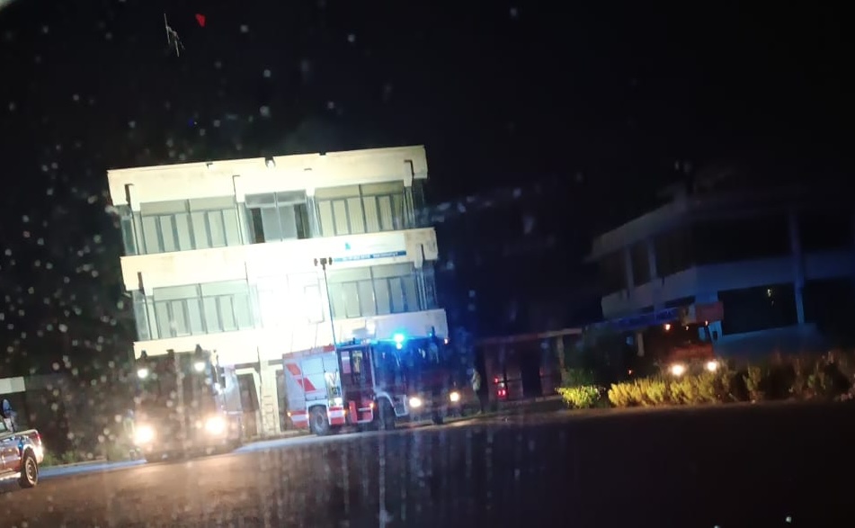 A fuoco l’agenzia marittima del vicesindaco di Pozzallo. Indagini in corso