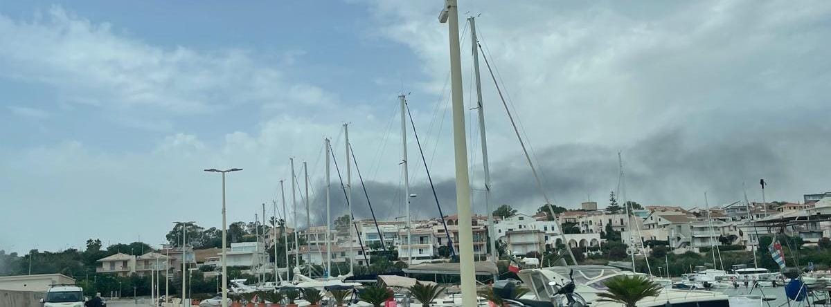 In fiamme l’area esterna del centro comunale di raccolta di Santa Croce