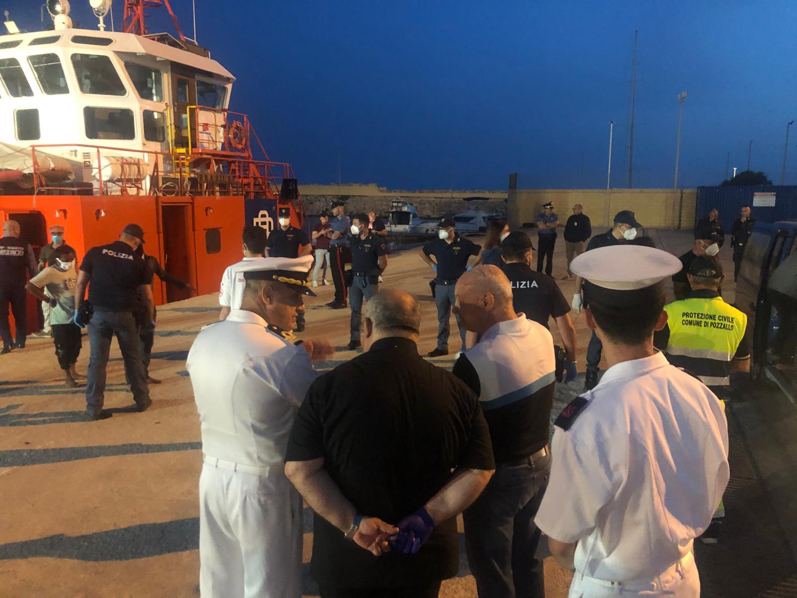 Sbarco a Pozzallo: anche il vescovo di Noto ad accogliere i migranti in banchina