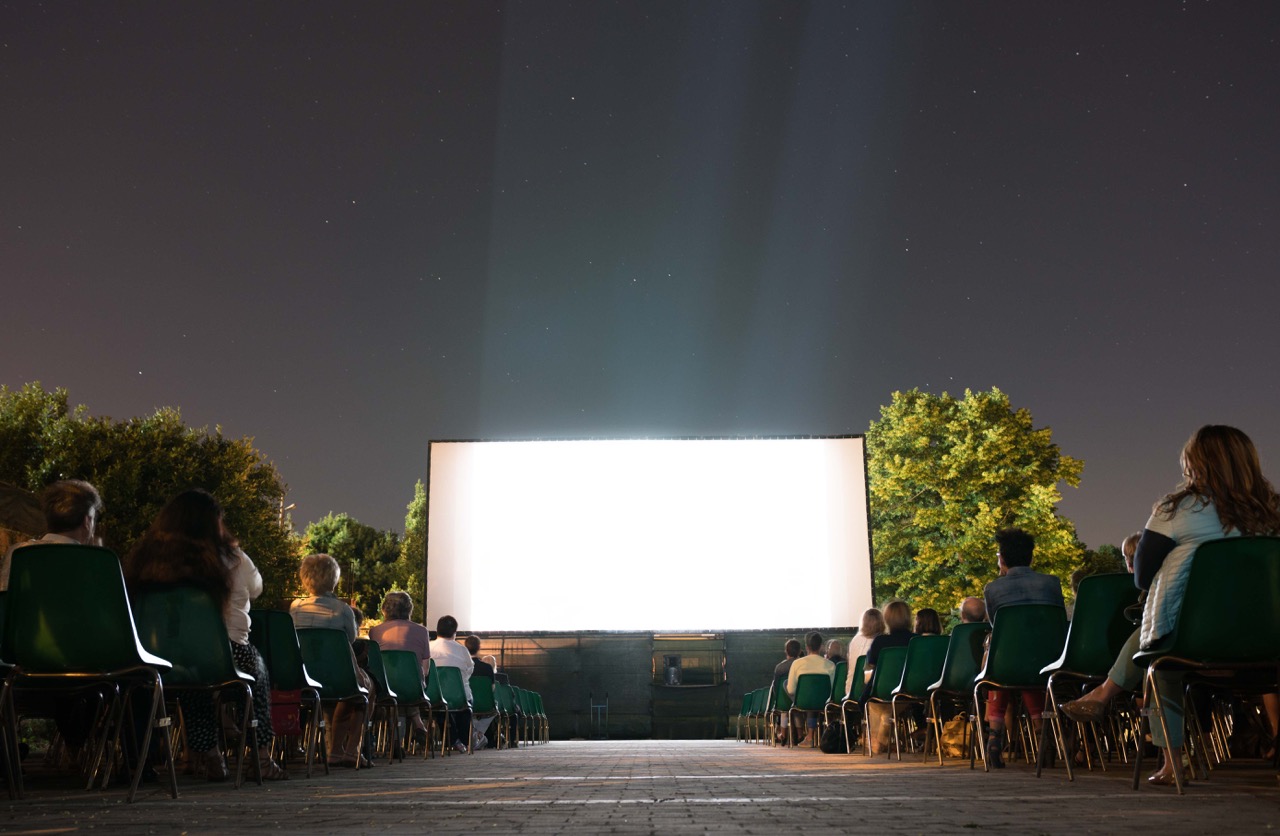 Cinema, cocktail e barocco: Scicli si riscopre set d’autore con la rassegna “Baroquè 1933”