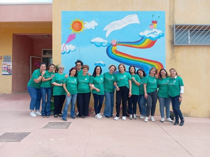 Genitori artisti, bimbi fantasiosi e volontari generosi. Un mix per abbellire gli esterni della scuola dell’infanzia di via Pietro Nenni a Scicli