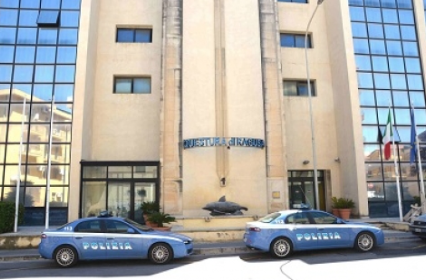 Italiani e tunisini fanno barriera umana in Questura per impedire trasferimento di un uomo. Ecco cosa successo a Ragusa