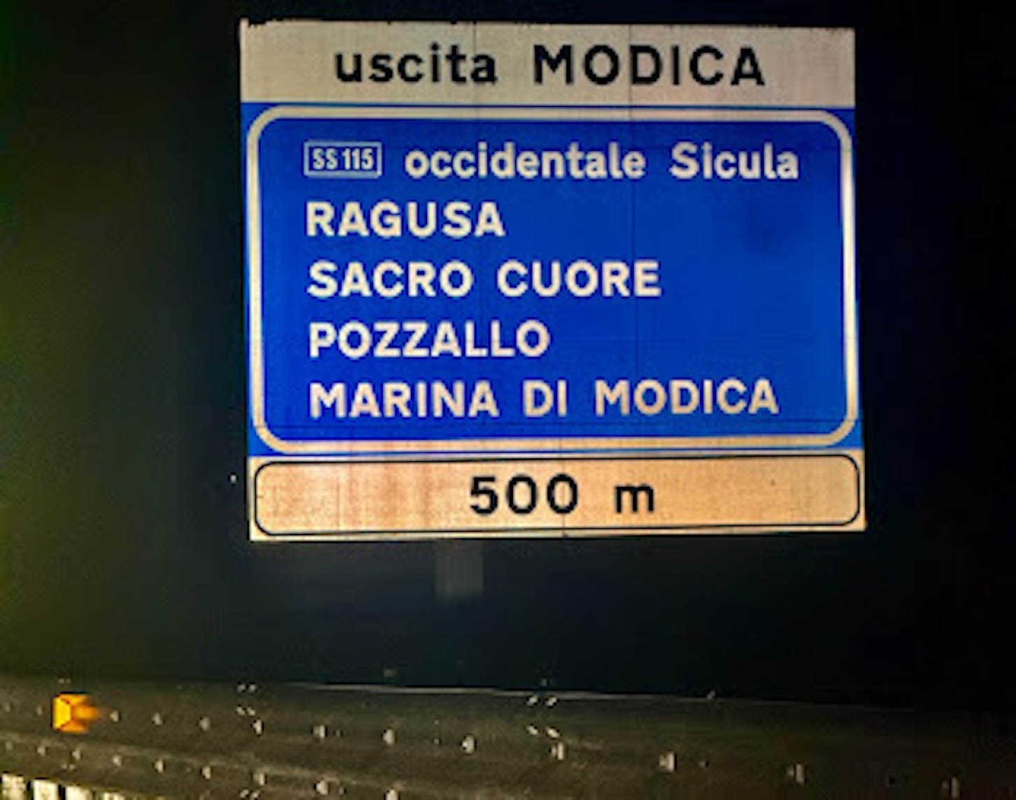 Come arrivare a Scicli. Cartelli direzionali allo svincolo autostradale di Modica cercansi