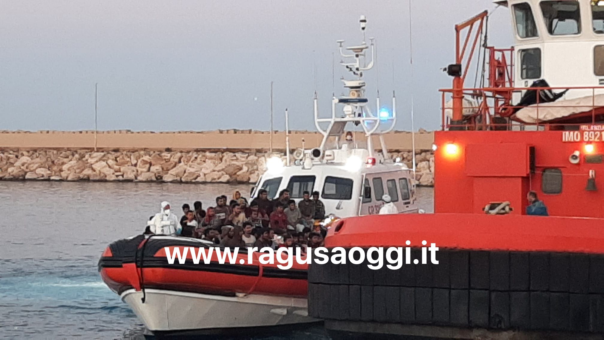 Sbarcati 378 migranti a Pozzallo, stipati in un peschereccio. Una lunga notte di lavoro