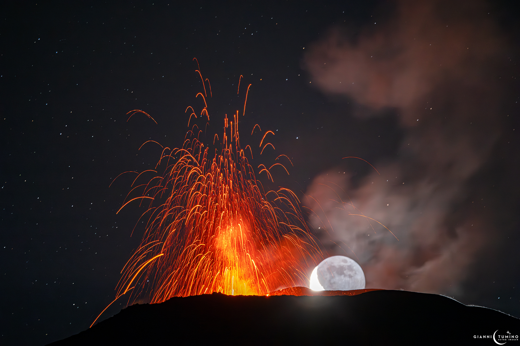 La Foto: falce di luna e parossismo dell’Etna