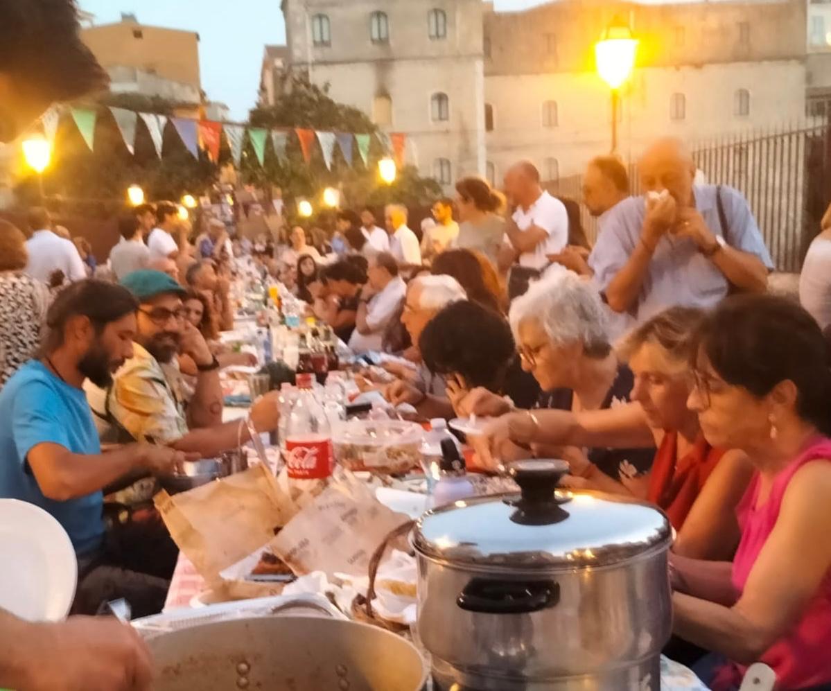 La cena sociale sul Ponte Vecchio di Ragusa: una meravigliosa idea di condivisione