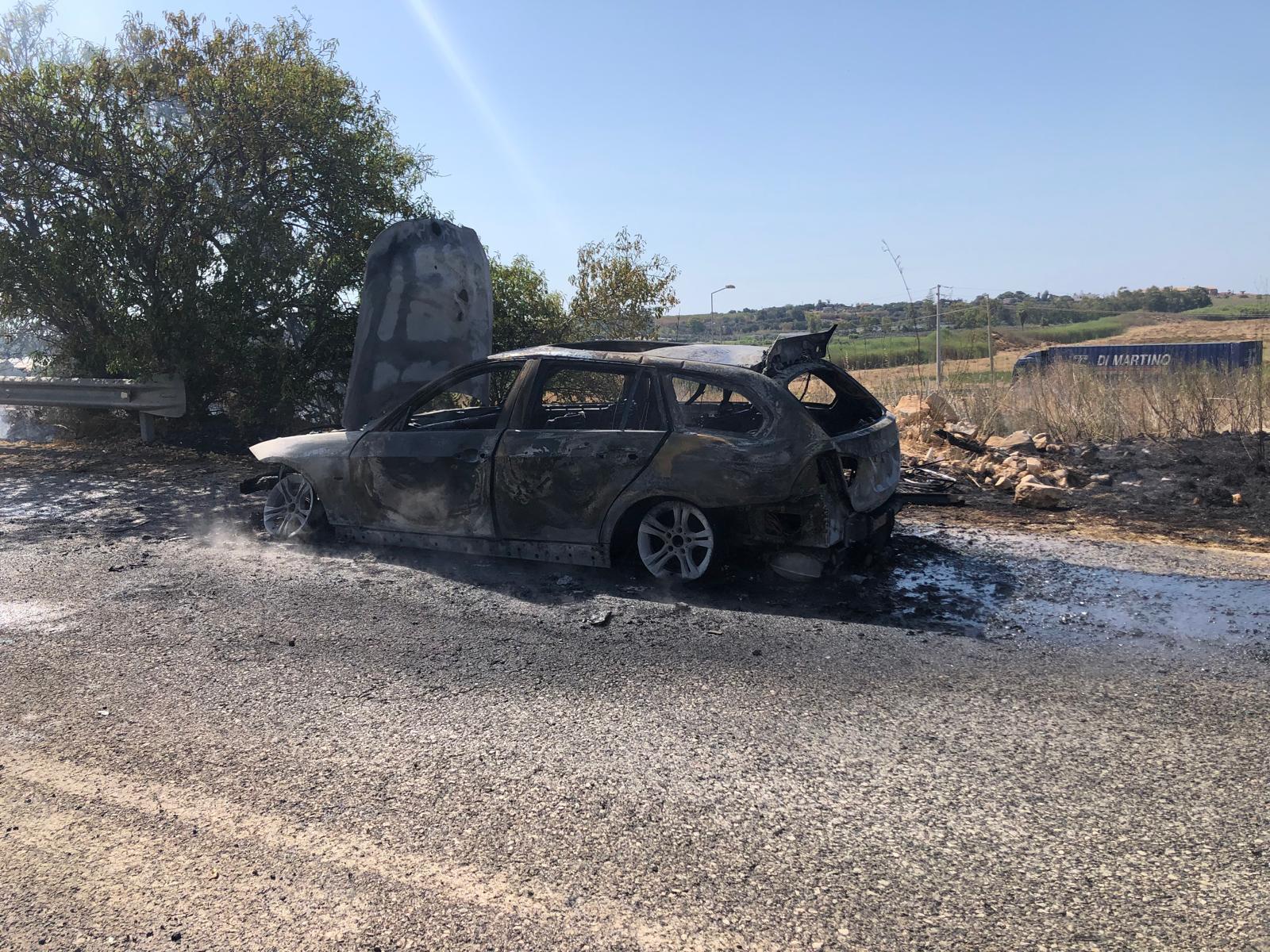 In fiamme un’auto sulla strada Modica-Pozzallo. Nessun ferito