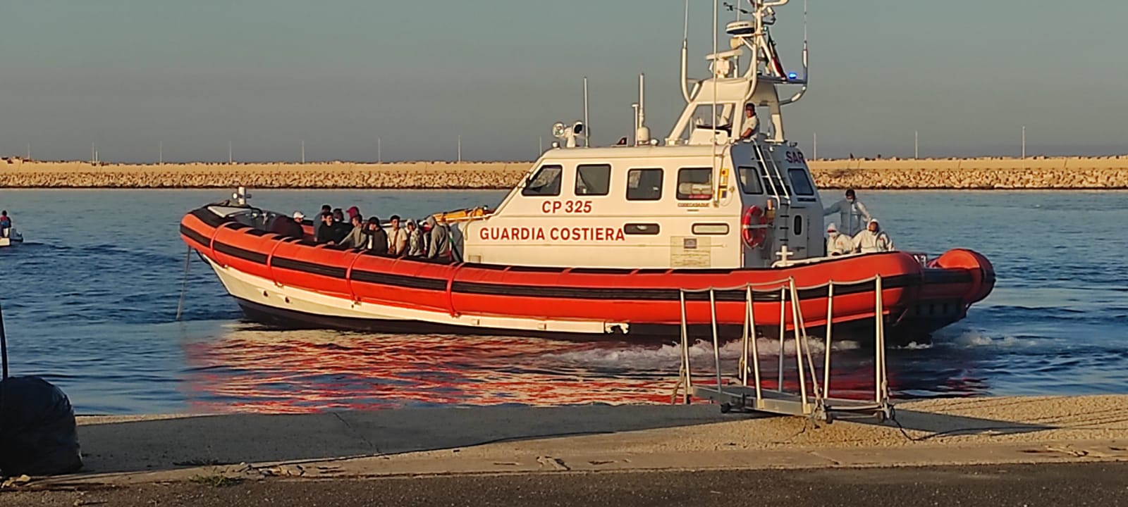 Ventotto migranti tratti in salvo da un barchino. Arrivati già a Pozzallo
