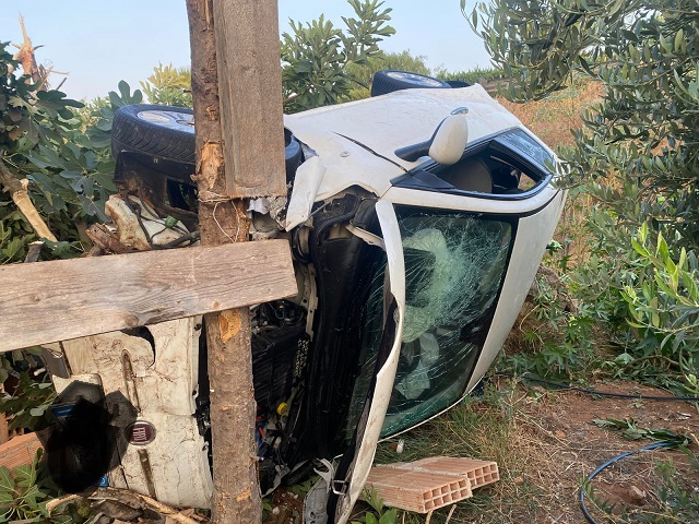 Vittoria, auto fuori strada. Due giovani feriti