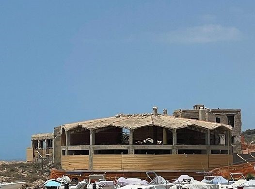 La messa in sicurezza è servita a poco. Crollata la parte centrale a cupoletta dell’ex Scogliera a Cava d’Aliga