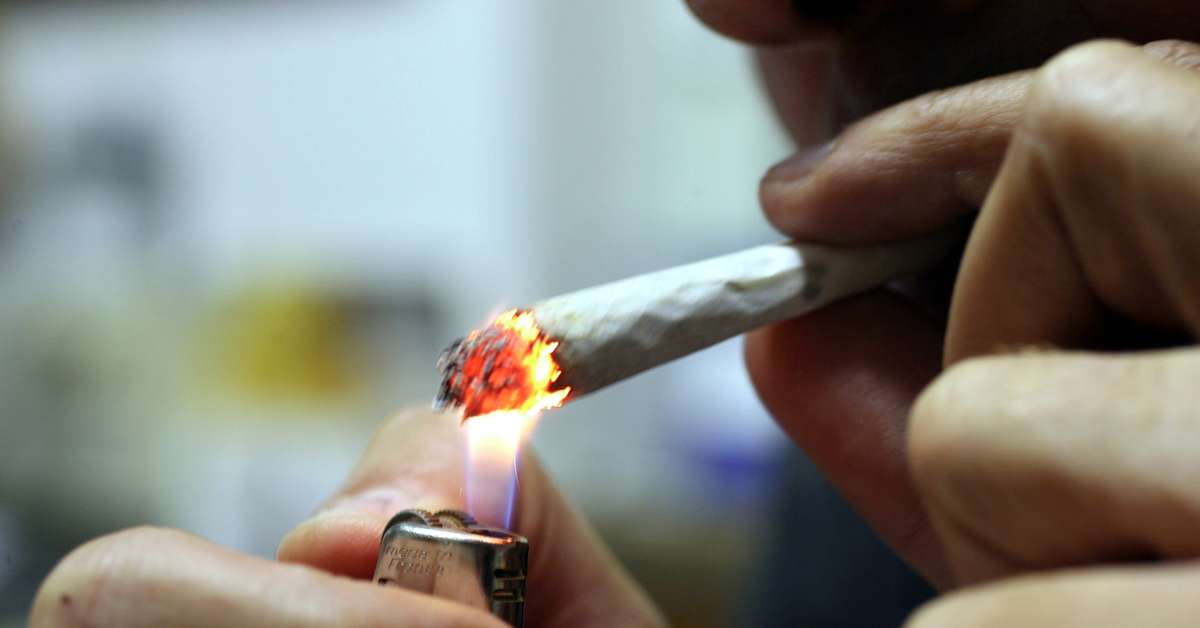 Fuma uno spinello in Questura per ingannare l’attesa. E’ successo a Catania