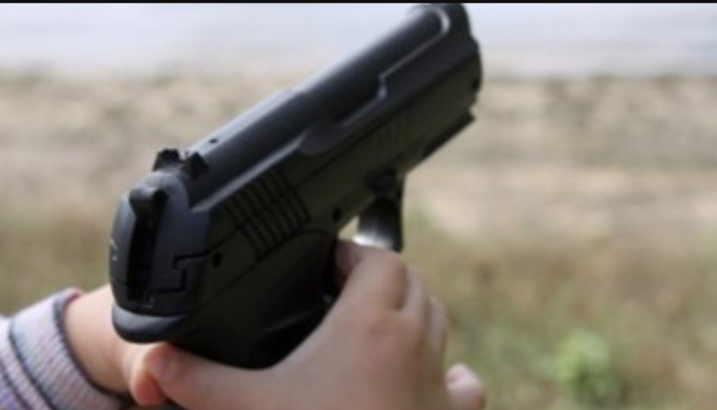 Un’arma “giocattolo” e un pallino nel braccio. Uomo finisce in ospedale a Ragusa