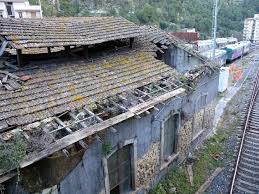 Una diffida ad intervenire risale al 2018. Ieri sera il crollo del tetto del deposito locomotive della Stazione di Modica