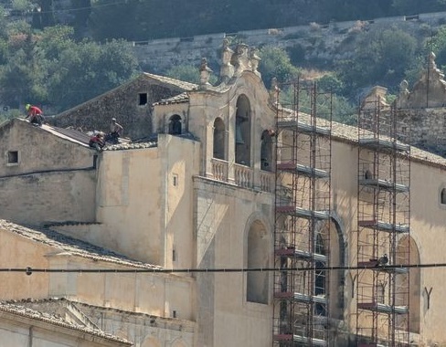 Operai sul tetto della chiesa del Carmine a Scicli. Si avvicinano i tempi di apertura al culto