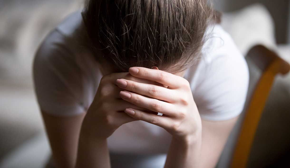 Cacciava i genitori di casa e li derubava: resta ai domiciliari il 48enne accusato di estorsione, furto e maltrattamenti