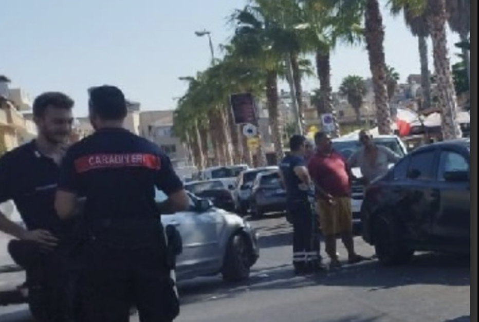 Incidente a Pozzallo: tre macchine coinvolte, una donna ferita e un palo divelto