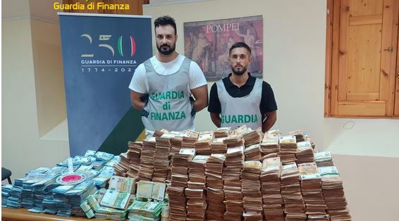 Quasi 8 milioni di euro in contanti, in casa: indagato medico a Pompei