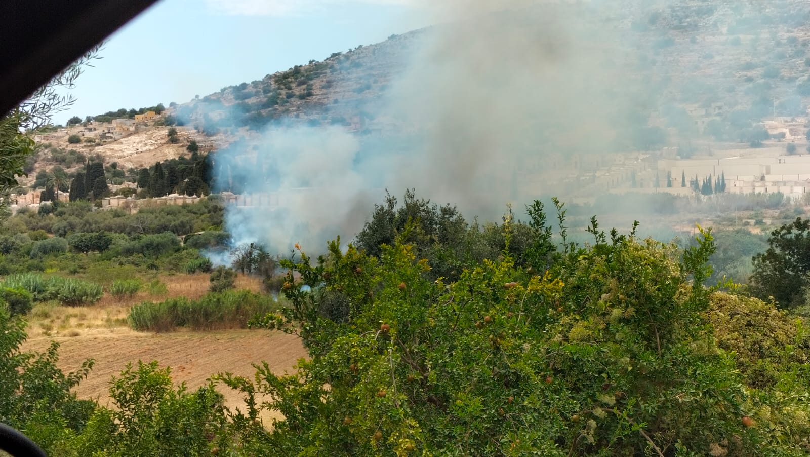 Vasto incendio in contrada Fiumara a Scicli. In azione il mezzo aereo per lo spegnimento.