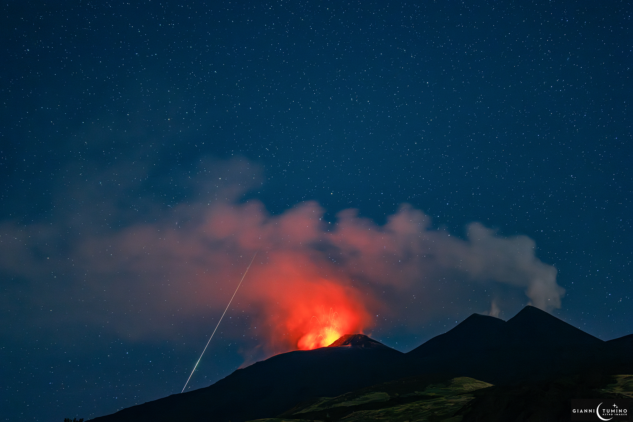 LA FOTO. Lo spettacolo delle Perseidi e dell’Etna in eruzione
