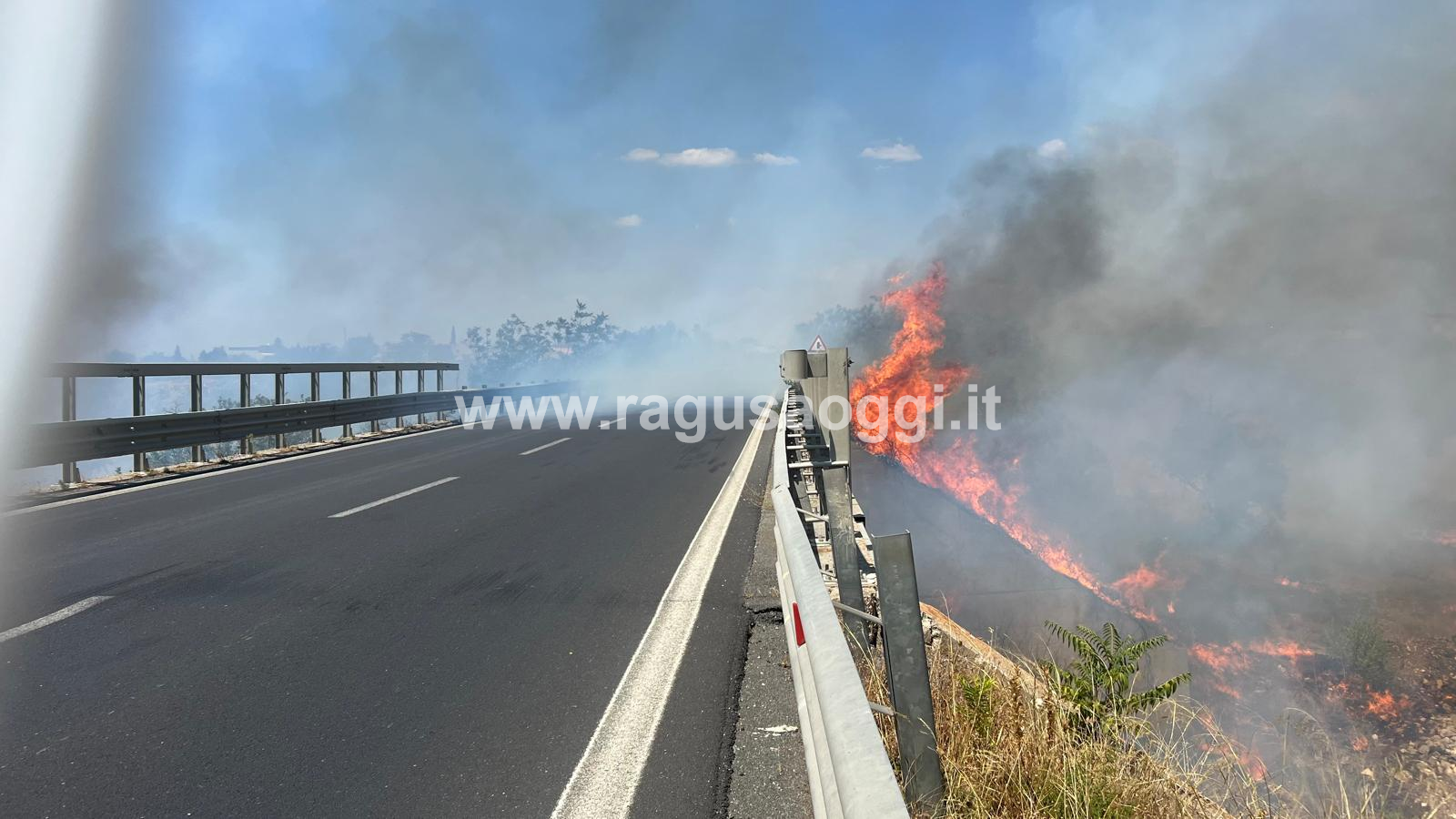 Grave incendio lambisce la SS. 514, zona Chiaramonte: sul posto i soccorsi