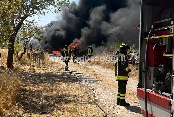 Domato l’incendio lungo la SS. 514, traffico bloccato per un’ora al km 13. Bonifica in corso