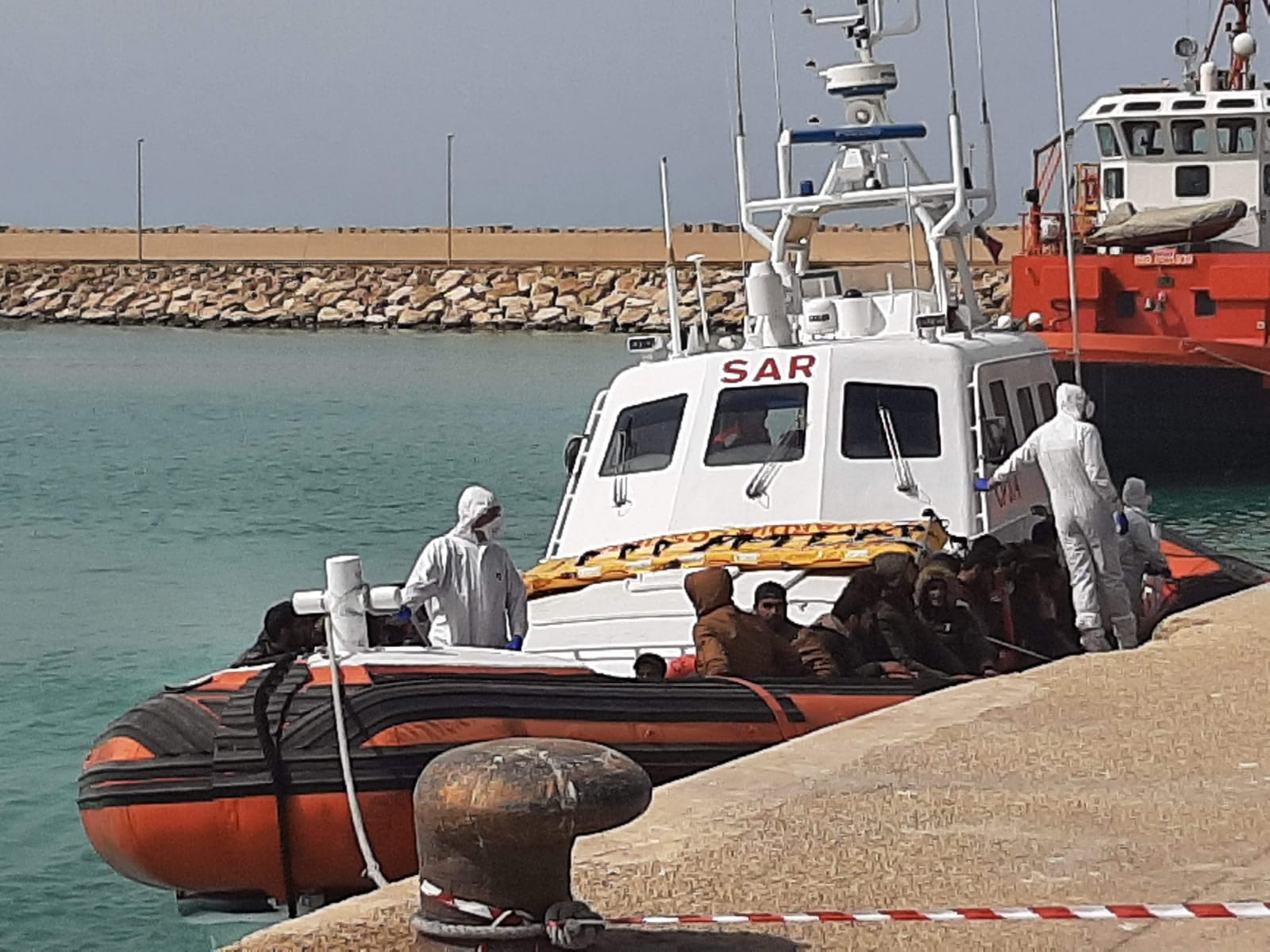 Disidratate e affamate; 17 persone messe in salvo dalla Guardia costiera