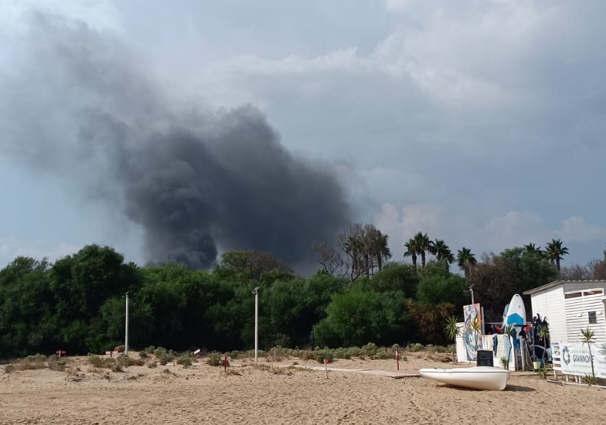Incendio in un capannone nella zona industriale di Modica