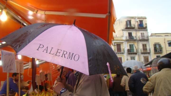 La pioggia è la vera star dei social: a Palermo, dopo mesi di siccità, è un tripudio di commenti
