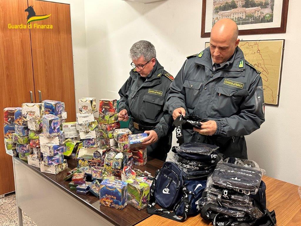 Gdf Ragusa: sequestrati oltre 480 capi d’abbigliamento contraffatti, denunciate 4 persone