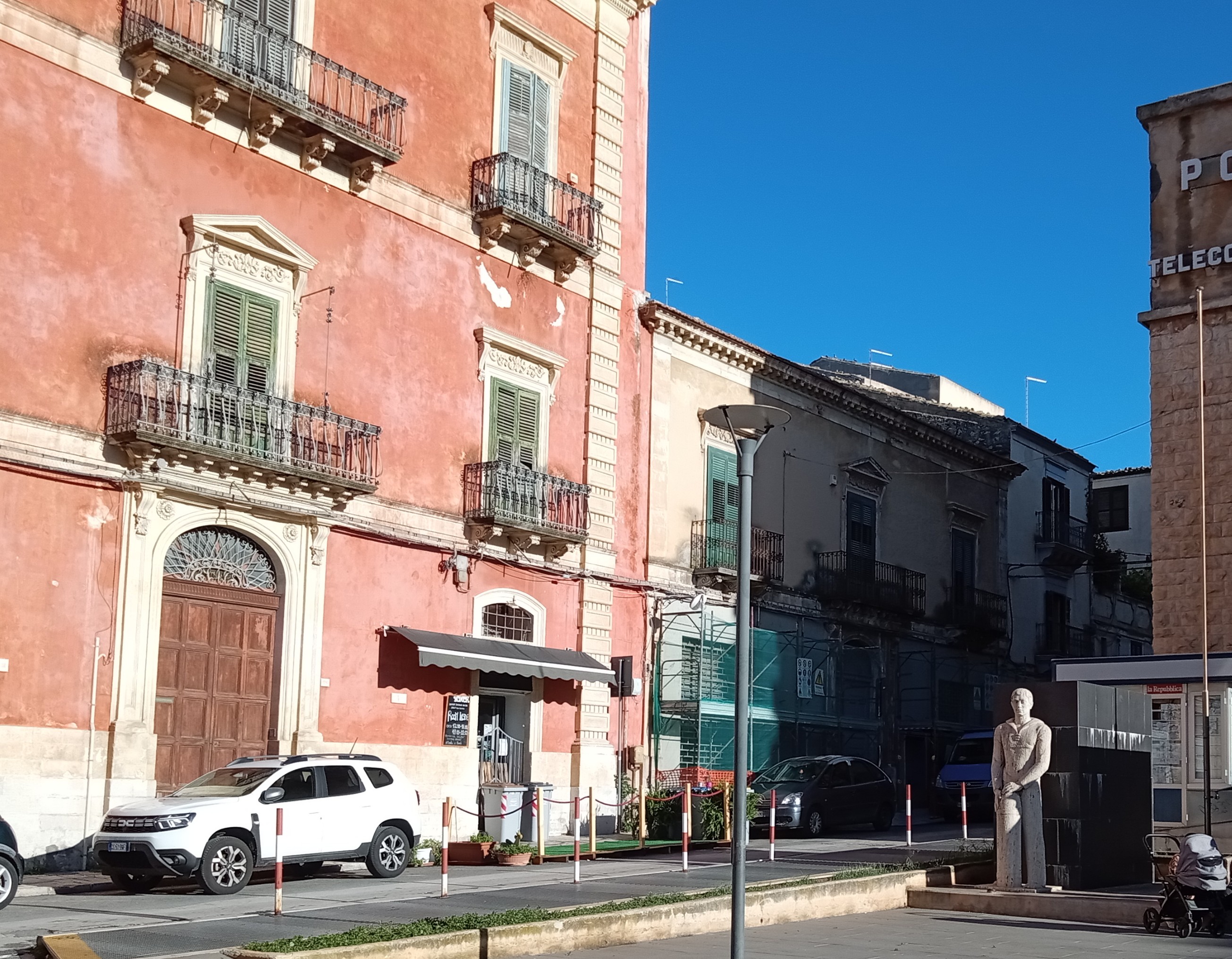 Sfondano la porta con un mattone e rubano 70 euro dalla cassa di un bistrot. E’ successo a Ragusa