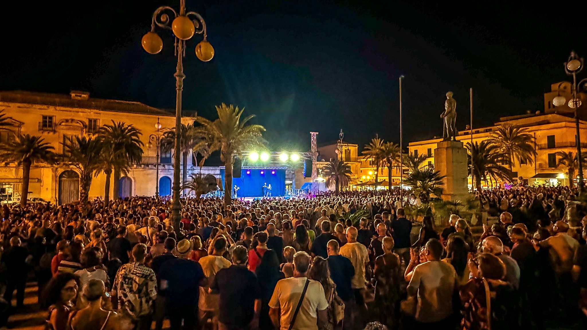 Uccio De Santis conquista Pozzallo: grande successo per “Marefestival”