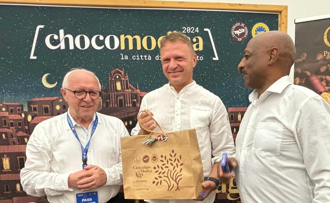 Il ministro Lollobrigida visita il laboratorio del Cioccolato di Modica al G7