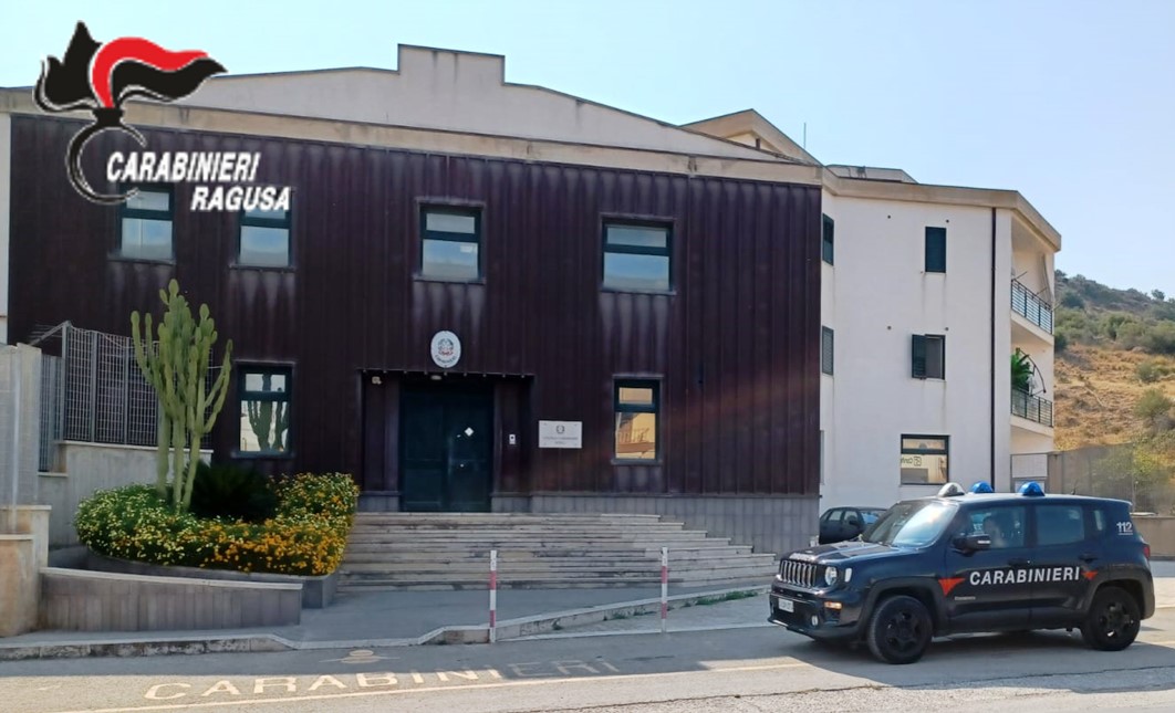 Aggrediscono e derubano un anziano mentre getta la spazzatura: arrestati due sciclitani